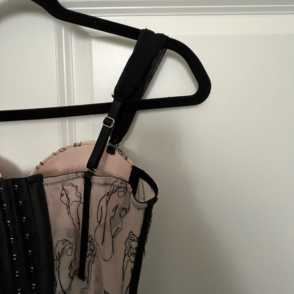 Crème Su Black and Tan Portrait Detailed Corset Tank Top - Picture 4 of 8